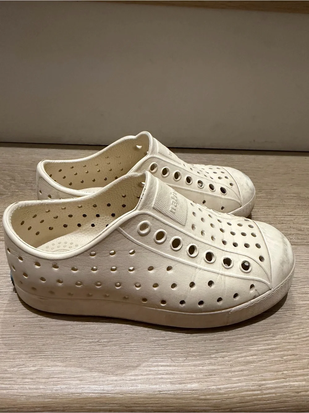 Native size 10 toddler bone Slip-On Perforated Casual Sneakers in Off-White